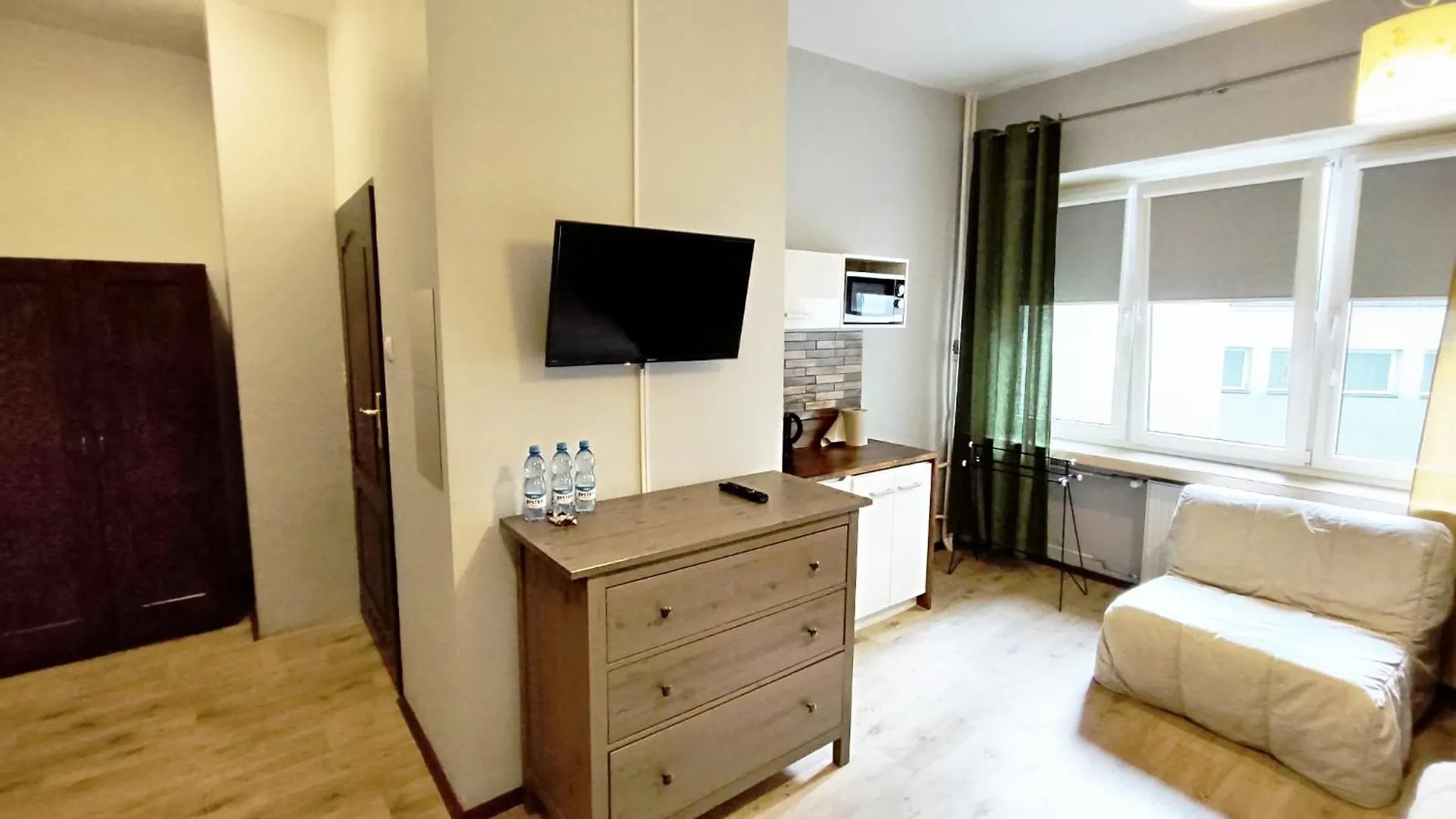 Hostal Helvetia Warsaw - Private Rooms In City Center And Old Town Polonia