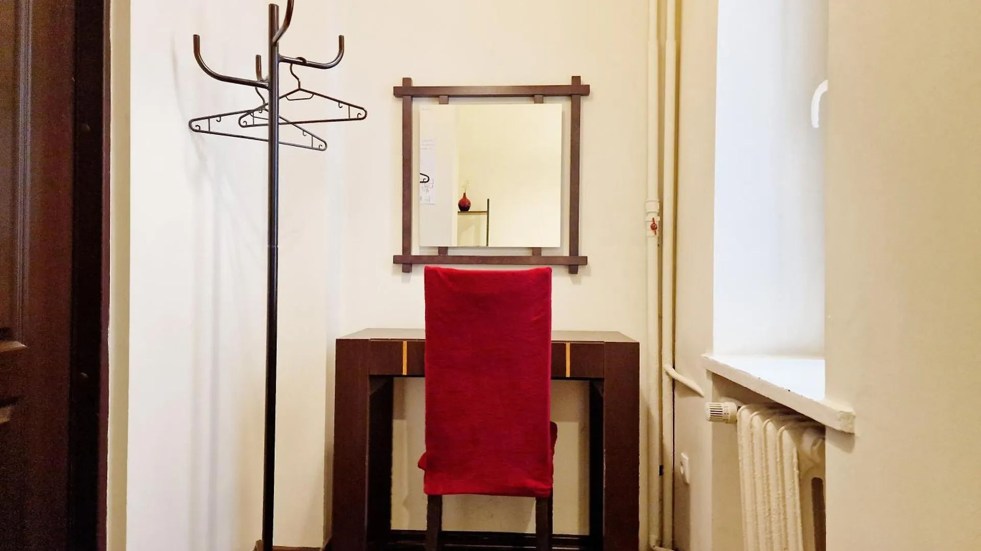 Hostal Helvetia Warsaw - Private Rooms In City Center And Old Town