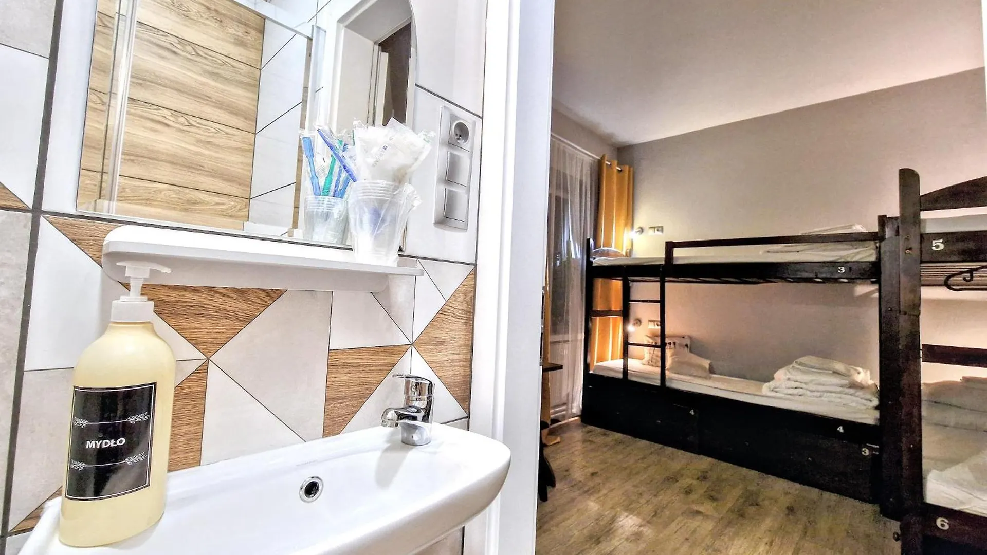 Helvetia Warsaw - Private Rooms In City Center And Old Town