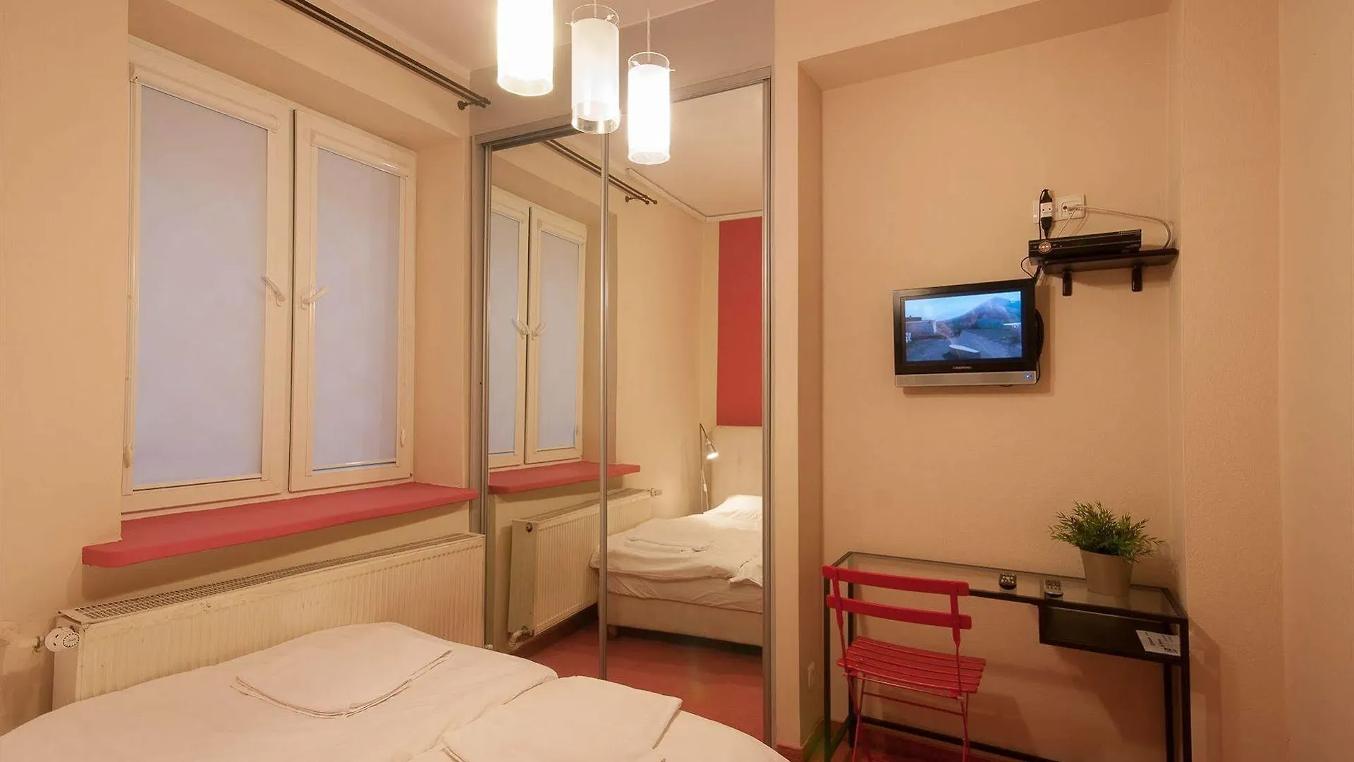 Hostal Helvetia Warsaw - Private Rooms In City Center And Old Town